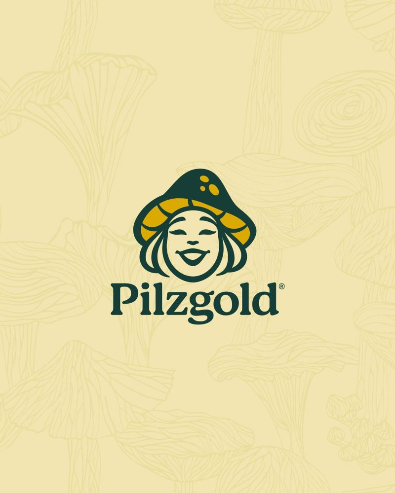Pilzgold Logo vor hellgelbem Hintergrund mit Pilzmuster