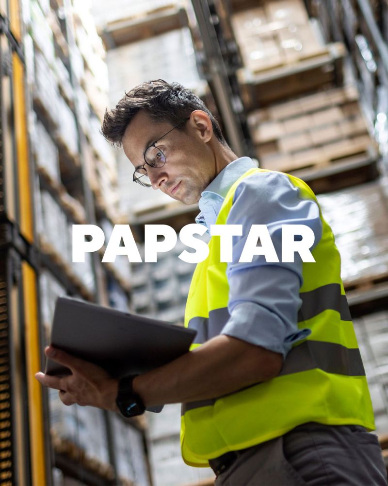 Papstar Logo vor Hintergrund Mann im Lager Papstar Logo vor Hintergrund Mann im Lager