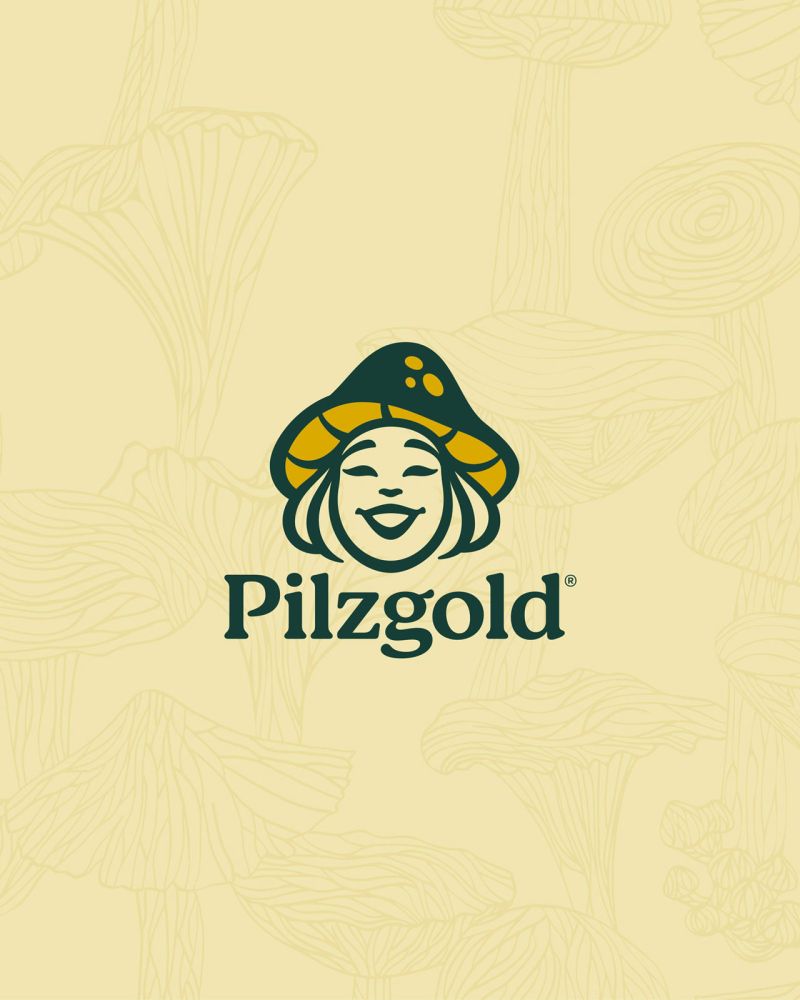 Pilzgold Logo vor hellgelbem Hintergrund mit Pilzmuster Pilzgold Logo vor hellgelbem Hintergrund mit Pilzmuster