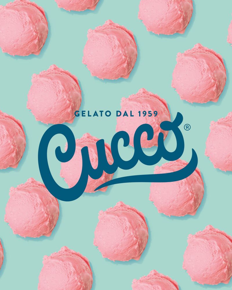 Cucco - Gelato dal 1959 - Logo auf hellgrünem Hintergrund mit rosanen Erdbeereiskugeln Cucco - Gelato dal 1959 - Logo auf hellgrünem Hintergrund mit rosanen Erdbeereiskugeln