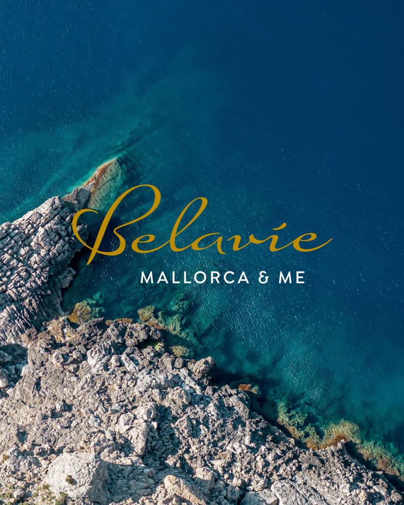 Belavie - Mallorca & me - Logo auf einem Foto vom Mittelmeer mit Felsen