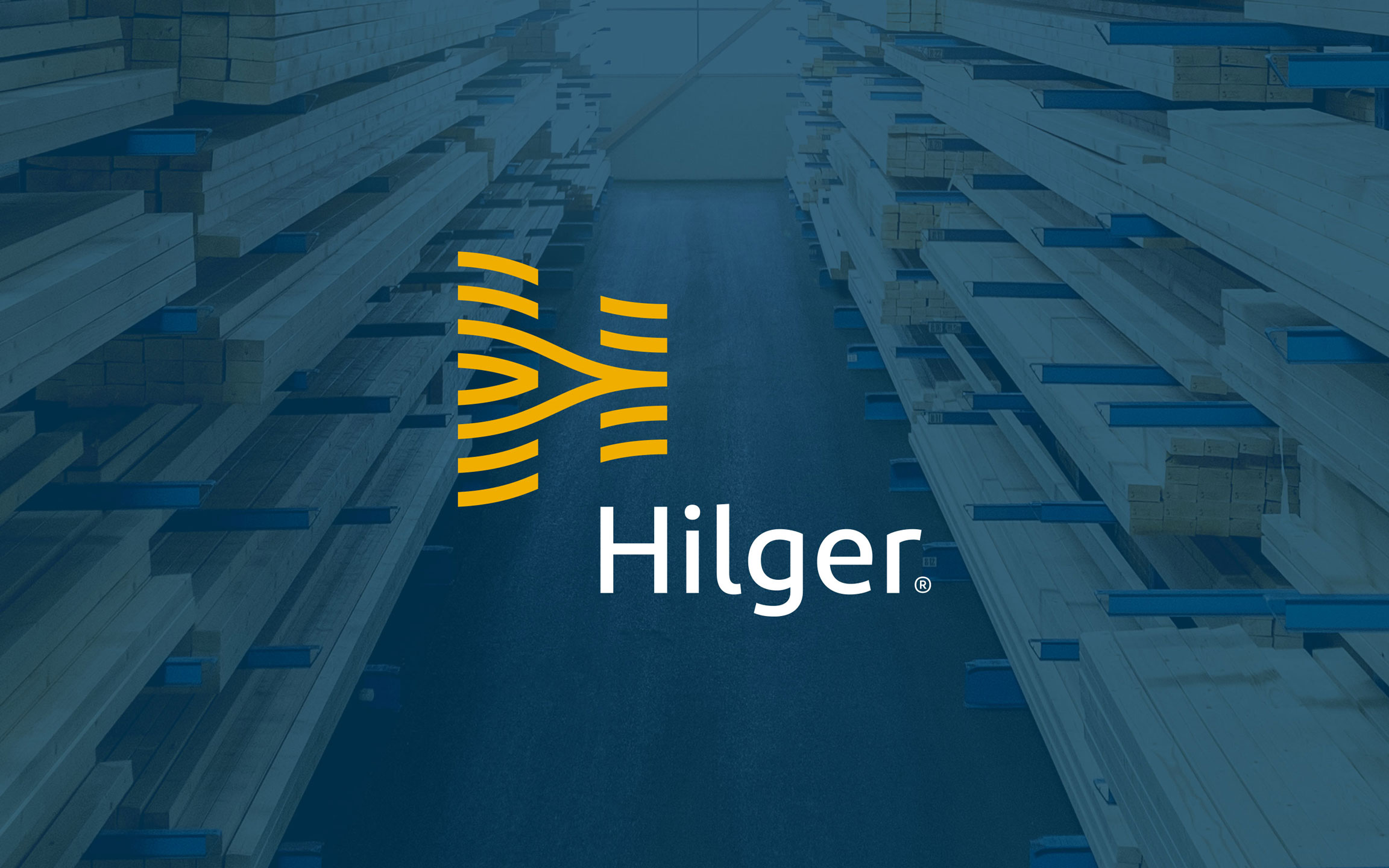 Hilger Holz, Logo vor dunkelblauem Hingtergrund mit Holz im Lager Hilger Holz, Logo vor dunkelblauem Hingtergrund mit Holz im Lager